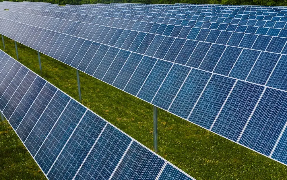 Ile zarobisz na sprzedaży energii z fotowoltaiki w 2025? Kalkulacje