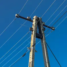 Ile odszkodowania za słupy energetyczne możesz otrzymać? Prawa