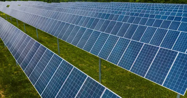 Ile zarobisz na sprzedaży energii z fotowoltaiki w 2025? Kalkulacje